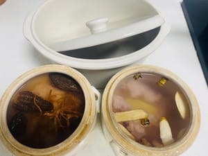 Afin de répondre aux différents besoins de ma famille, je n'ai pas de grande marmite, j'utilise donc une marmite pour deux ragoûts. À la couleur du pot à ragoût, vous pouvez voir que je suis une petite abeille travailleuse 🐝😂
