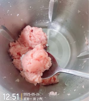 Traitement du filet de porc : Afin de rendre le porc plus savoureux, j'ai coupé la viande en petits morceaux et je l'ai mixée dans un mixeur pour une utilisation ultérieure. Si vous n’avez pas de mixeur, vous pouvez le couper en granulés et le mettre dans de l’eau froide. Ajoutez le vin de cuisson et les tranches de gingembre et réservez.