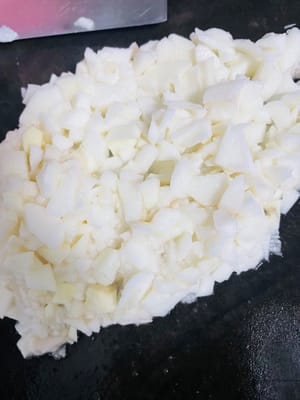 淮山去皮洗淨，切成小塊，用刀剁碎備用（帶手套操作，不然會手癢，別問我點知道的😂）。