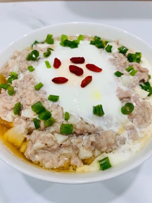 中大火蒸15分鐘，至肉餅熟透、雞蛋凝固。撒上蔥花、枸杞子即可。