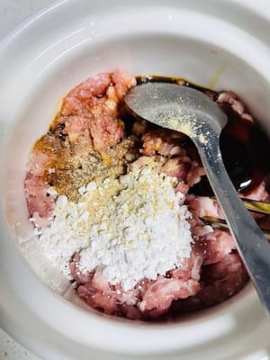 Put the minced pork in a bowl, add salt, soy sauce, oyster sauce, starch and white pepper powder and mix well until it becomes sticky.