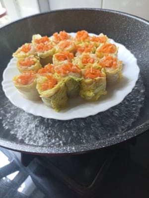 Nach dem Aufkochen das Siumai hinzufügen.