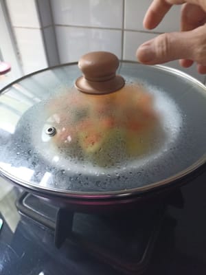 Abdecken und 8 Minuten bei schwacher Hitze kochen