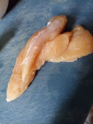 Das Huhn waschen und reinigen, dann