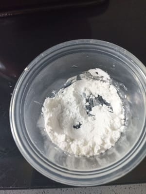 Bereiten Sie 1 EL Mehl vor, das Sie in den Kohl reiben, bevor wir das Fleisch als Kleber einrollen.