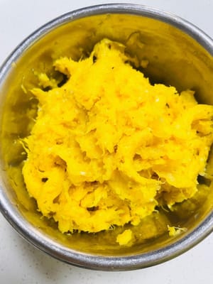 Die gehackten Ananasstücke entsaften und den Ananassaft herausfiltern. Meine Ananas ergab 585 Gramm Ananassaft. Den Ananassaft nicht wegschütten, nicht verschwenden, sondern kochen und für andere Zwecke verwenden (z. B. für die Zubereitung von Natursaftgetränken, Spareribs usw.).