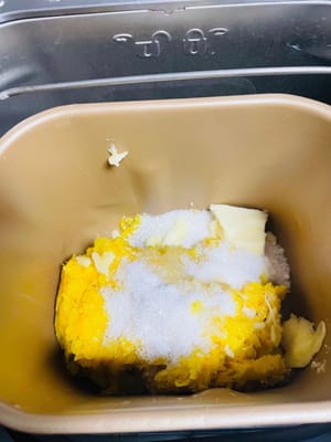 Ananasreste, Butter und Zucker hinzufügen. Ich habe die Marmeladenfunktion des Brotbackautomaten verwendet, Programm 1, und 30 Minuten (ca. 1,5 Stunden) hinzugefügt (in den letzten 30 Minuten Maisstärke und Zitronensaft hinzufügen).
Ich habe 585 Gramm gemacht und 30 Gramm Butter hinzugefügt.
Zucker: Passen Sie das Verhältnis von 10–15 % an die Süße der Ananas an und geben Sie nicht alles auf einmal hinzu. Ich habe es probiert und es war süßer, also habe ich 60 Gramm Zucker hinzugefügt. ~~ Am Ende habe ich 500 Gramm Füllung erhalten.