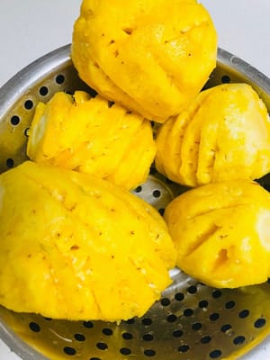 Ich habe 8 Pfund Ananas gekauft und nach dem Schälen 2050 Gramm reines Ananasfleisch erhalten.