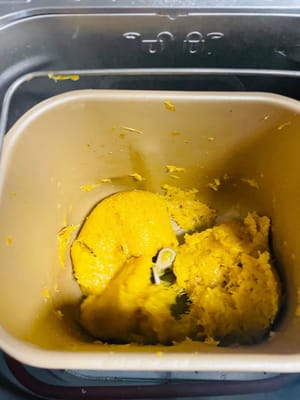 Antihaft-Pfanne: Ananasreste enthalten Ballaststoffe, die beim Braten leicht an der Pfanne kleben bleiben. Bei niedriger Hitze braten und häufig umrühren, damit die Füllung nicht anbrennt. Die Bratzeit der Ananasreste in der Pfanne ist nicht festgelegt. Sie hängt hauptsächlich vom Feuchtigkeitsgehalt der Ananasreste, der Hitze und der Wärmeleitfähigkeit der Pfanne ab. Normalerweise dauert es 50 bis 60 Minuten. Die folgenden Kriterien können zur Beurteilung des Bratergebnisses herangezogen werden:
I. Wichtige Beurteilungskriterien (wichtiger als die Zeit)
1. Viskosität der Textur:
Schneiden Sie die Füllung mit einem Spatel ein. Die Füllung sollte bis zum Pfannenboden reichen, und die Reste schließen sich nicht sofort, ähnlich wie bei dicker Marmelade.
Nehmen Sie eine kleine Menge ab, lassen Sie sie abkühlen und kneten Sie sie zu einer Kugel, die nicht klebrig ist und nicht zerfällt.
2. Grad der Wasserverdunstung:
Beim ersten Braten tritt viel Wasserdampf aus. Mit abnehmendem Wassergehalt wird der Wasserdampf schwächer, die Füllung beginnt zu verklumpen und der Widerstand beim Braten mit dem Spatel erhöht sich.
II. Wassergehaltsreferenz
1. Ananasreste mit wenig Wasser (nach dem Entsaften trocken gepresst):
30–40 Minuten bei schwacher Hitze braten, Butter hinzufügen und ca. 5 Minuten braten, um den Saft aufzufangen.
2. Ananasreste mit viel Wasser (nicht vollständig trocken gepresst):
Zuerst bei mittlerer Hitze braten, bis der Wasserdampf reduziert ist, dann auf niedrige Hitze umschalten und 40 Minuten braten. Der gesamte Vorgang dauert ca. 1 Stunde.
–– Butter/Malzzucker hinzufügen:
Fette beschleunigen die Saftgewinnung, sodass die Garzeit um 10–15 Minuten verkürzt werden kann. Achten Sie jedoch auf niedrige Hitze, um ein Anbrennen zu vermeiden.
