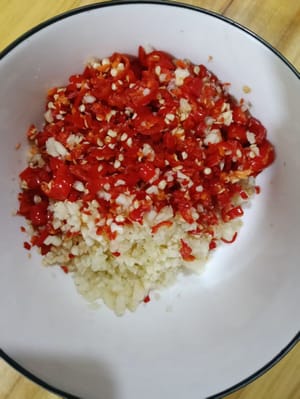 Chili und Knoblauch fein hacken