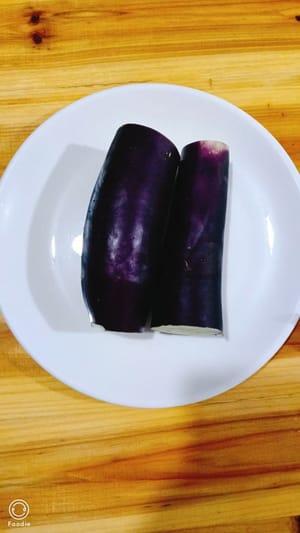 eine ganze Aubergine