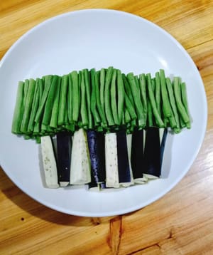 豆角茄子切6~7公分的長段備用。
