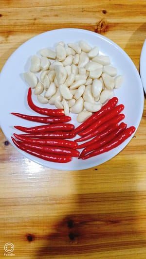 20 Gramm Knoblauchzehen, 10 Gramm Chili.