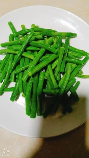 接著處理好的豆處倒進去汆燙兩分鐘撈起嚟備用。
