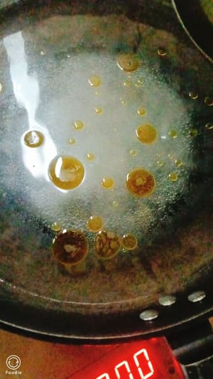 Geben Sie einen halben Löffel Salz ins Wasser, um den Zutaten schon vorab einen Grundgeschmack zu verleihen. Ein Esslöffel Speiseöl ist entscheidend, damit das Gemüse grün und nicht schwarz bleibt.