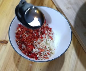 Gewürze, Salz, Sojasauce, Austernsauce und Sesamöl in eine Schüssel geben. Die entsprechende Menge heißes Öl darüber gießen und gut umrühren, damit das Aroma optimal zur Geltung kommt.