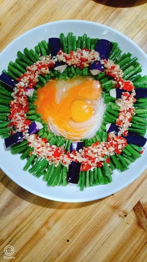 Den zubereiteten Knoblauchsaft mit einem Löffel in der gewünschten Form auf die Zutaten geben.