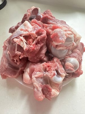 뼈를 최소 2시간 동안 차가운 물에 담가 과도한 혈액을 제거합니다.