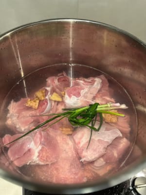 뼈는 끓인 후 생강, 파, 요리주를 넣고 찬물에 15분간 데친다.