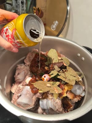 加入所有香料和醬汁，以及兩罐啤酒。再加入滾水，淹沒所有食材。壓力煲煮20分鐘，普通鍋煮1.5小時。