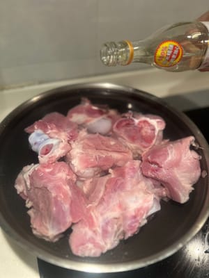 將骨頭放入冷水中，加入薑、蔥和料酒，煲滾後汆燙15分鐘