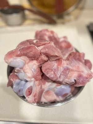 將骨頭浸泡在冷水中至少2小時，以去除多餘的血液