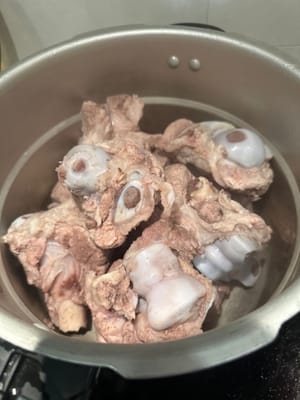 之後用熱水洗淨，放入壓力煲烹調。