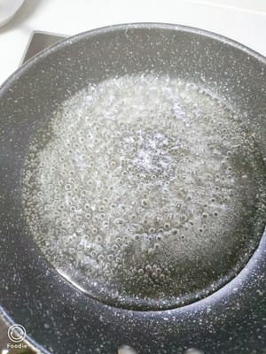 起锅倒入提前泡好的葱姜水，加一茶勺白糖，少许盐，小火慢慢熬到白糖融化，最后加入调好的水淀粉