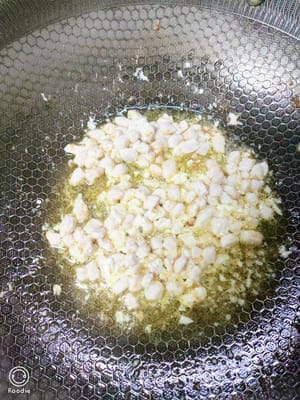 起锅烧油，油热倒入备好的肉丁，快速翻炒至焦黄
