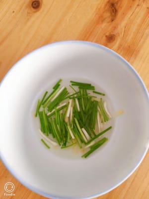 碗里放一汤勺水，放入葱姜泡调料水。
