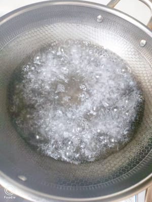 起锅烧水，锅中水开倒入，玉米，青豆，胡萝卜丁一起煮两分钟捞出备用。