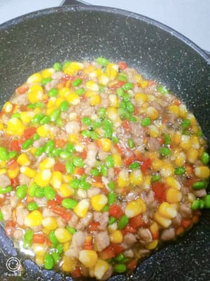 걸쭉해질 때까지 천천히 끓인 다음 익힌 옥수수 알갱이와 녹두를 넣고 고르게 볶습니다.