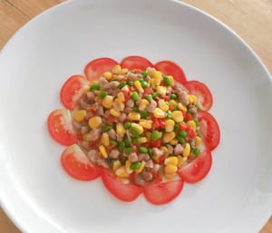 접시에 담고 토마토로 장식합니다.