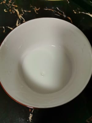 그릇에 순수한 물 한 스푼을 넣고 옥수수 전분 한 티스푼을 더한 후 한 방향으로 잘 섞은 후 따로 보관하세요.