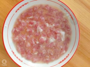 다진 고기와 함께 그릇에 계란을 넣고 풀어준 후, 옥수수 전분, 후추, 소금을 약간 넣고 잘 섞어 둡니다.