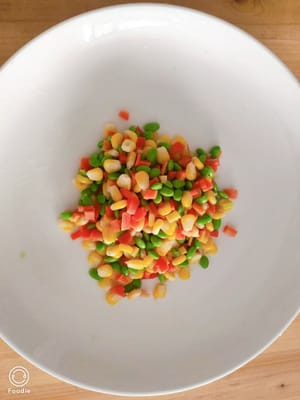 냄비에 물을 끓이고 옥수수, 껍질콩, 다진 당근을 넣어 2분간 끓입니다. 꺼내 따로 둡니다.
