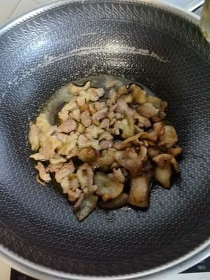 Heat oil in a pan, add the fat first and fry until it turns brown, then add the lean meat and stir-fry quickly until the lean meat changes color.