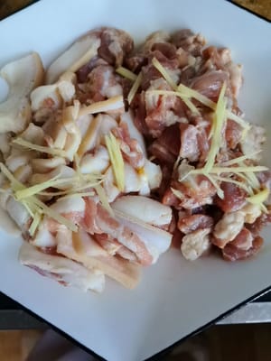 Put the chopped meat into seasoning, cooking wine, cornstarch, soy sauce, oyster sauce and a little salt, wear gloves and mix well, marinate for 4-5 minutes and set aside