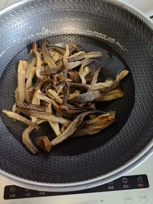 Soak the velvet antler mushrooms in boiling water for 3-4 minutes, remove and drain for later use.