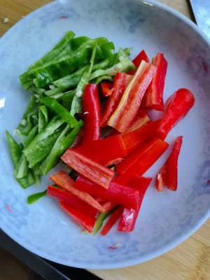 Cut the green and red peppers into small pieces for later use.