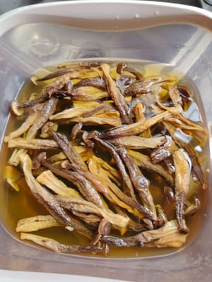 Soak the velvet mushrooms in 60-degree warm water for 15 minutes.