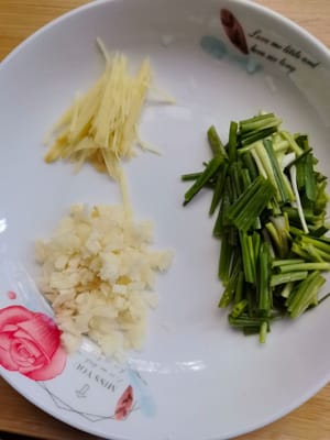 mince garlic, shred ginger, and chop green onions into small pieces