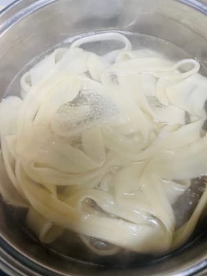 扯製好的麵條投入滾水中，立即用筷子輕輕撥動，防止麵條粘連。煮製時長1 - 2分鐘（因麵條薄厚、寬窄有別，需觀察狀態：麵條浮起、表面略帶透明感，即為熟透 ）。
用漏杓快速撈出麵條，瀝去多餘水分，轉移至準備好的餐具中。