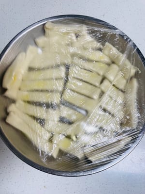 Disporre i noodles tagliati uno alla volta in un contenitore, assicurandosi che sia la superficie che il fondo dei noodles siano uniformemente ricoperti di olio per evitare che si attacchino. Una volta impilati, coprire con pellicola trasparente e lasciare lievitare per 30 minuti. In alternativa, chiudere l'impasto e conservare in frigorifero per tutta la notte (4-6 °C). La lievitazione a bassa temperatura consente al glutine di maturare lentamente, migliorando la duttilità dei noodles e garantendo che non vengano compromessi per l'uso il giorno successivo.