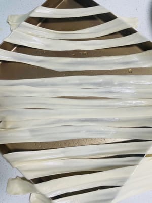 Sformatura rapida di noodles freschi (il video mostra la mia versione Time-Hope)
Prendete un singolo pezzo di noodles freschi e stendetelo leggermente. Quindi, usate le bacchette per fare un segno al centro e appiattire l'impasto. Quindi, pizzicate le estremità dell'impasto appiattito con pollici, indici e medi. Scuotete rapidamente e delicatamente l'impasto con i polsi, usando la forza di gravità per allungarlo verso l'esterno (usate una pressione moderata per evitare che si rompa). Tirate fino a quando l'impasto non ha uno spessore uniforme, 2-3 volte la sua larghezza originale e la lunghezza è adatta alla pentola. Se preparate più noodles, si consiglia di sformarli e cuocerli man mano che si procede per evitare che si attacchino.
Sformatura lenta di noodles refrigerati per la notte
Togliete i noodles refrigerati per la notte dal frigorifero e lasciateli riscaldare brevemente a temperatura ambiente (dovrebbero essere simili ai noodles freschi, non duri). Quindi, usate le bacchette per fare un segno al centro dell'impasto. Quindi, pizzica le estremità dell'impasto con i pollici, gli indici e i medi e tira e allunga lentamente ogni pezzo verso l'esterno (non c'è bisogno di scuoterlo velocemente, allungalo lentamente) fino a quando lo spessore non è uniforme e la larghezza e la lunghezza sono quelle desiderate prima della cottura.
Nel complesso, la consistenza è esattamente la stessa 😀