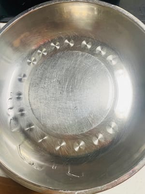 preparare un contenitore (bacinella) con fondo piatto e bocca larga e applicare uniformemente l'olio da cucina sulla parete interna e sul fondo del contenitore (si consiglia di utilizzare olio vegetale inodore, come olio di mais o di soia, per evitare l'influenza degli odori). La quantità di olio applicata deve essere calcolata in modo da formare un sottile strato di pellicola oleosa.