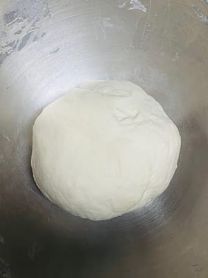 Primo impasto e riposo: Disporre l'impasto su un tagliere e impastare per 5-8 minuti fino a ottenere un composto liscio. Mettere in un contenitore, coprire con pellicola trasparente e lasciare riposare per 20 minuti.
Secondo impasto e riposo: Dopo il riposo, impastare per altri 5 minuti, quindi coprire con pellicola trasparente e lasciare riposare per 20 minuti. Ripetere il processo di impasto e riposo tre volte. (Se avete fretta, potete fare di meno, ma impastare e riposare tre volte garantirà che i noodles siano più gommosi.)