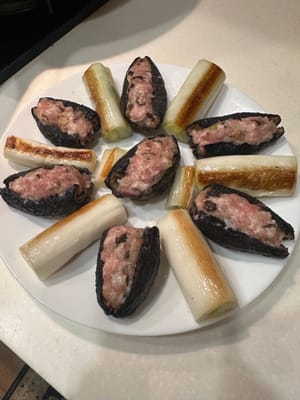 將食材放在盤子上，夾在海參之間。