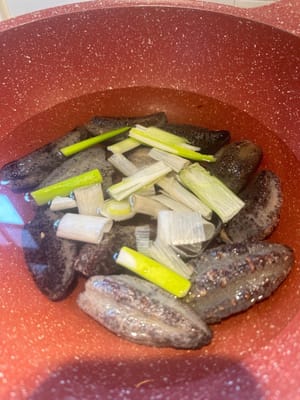 將海參與蔥花和料酒一起汆燙約30分鐘。