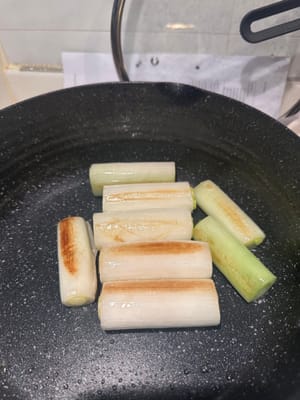 在加熱的平底鍋中，將韭蔥煎至略呈褐色。